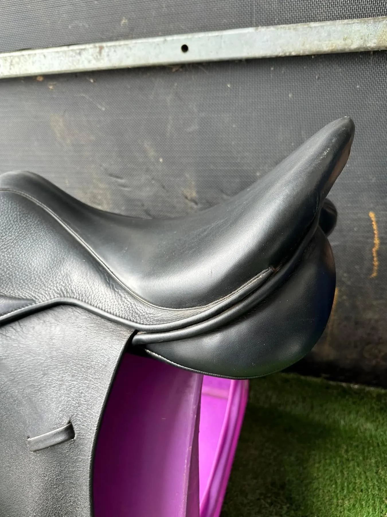 18” GFS fieldhouse saddle black leather wide fit🩷