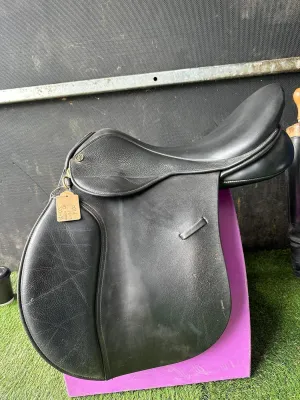 18” GFS fieldhouse saddle black leather wide fit🩷