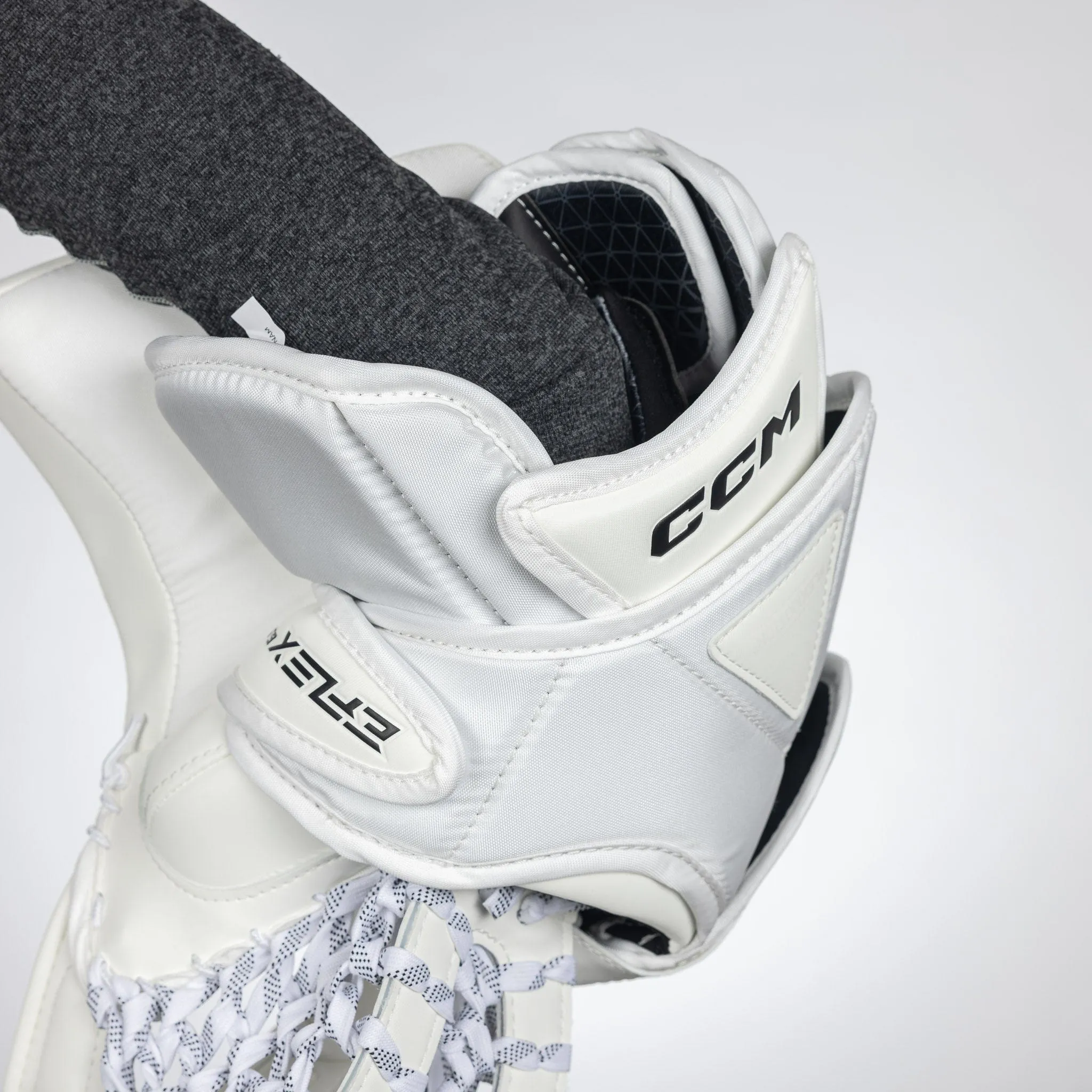 CCM Extreme Flex E6.9 Intermediate Goalie Catcher - Source Exclusive