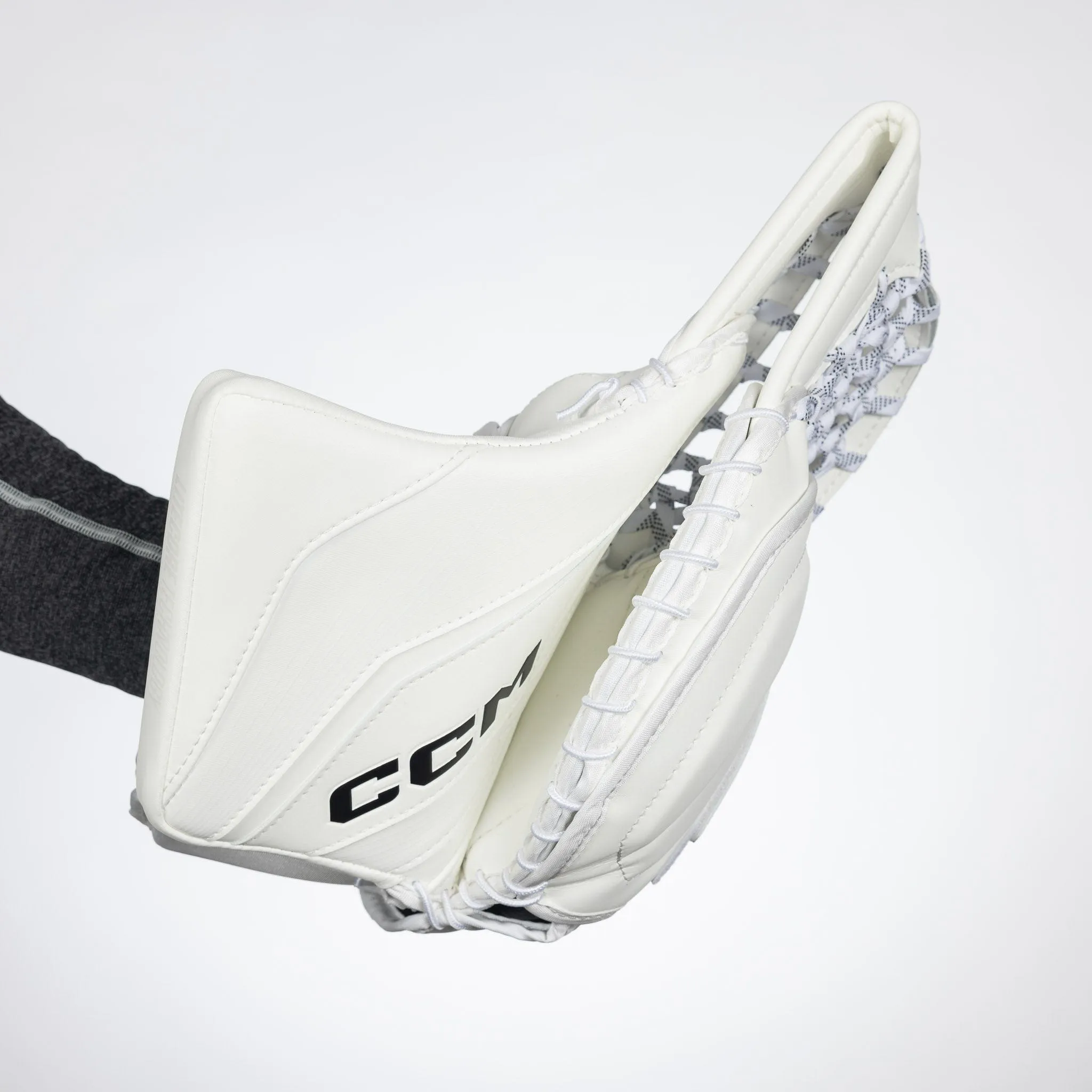 CCM Extreme Flex E6.9 Intermediate Goalie Catcher - Source Exclusive