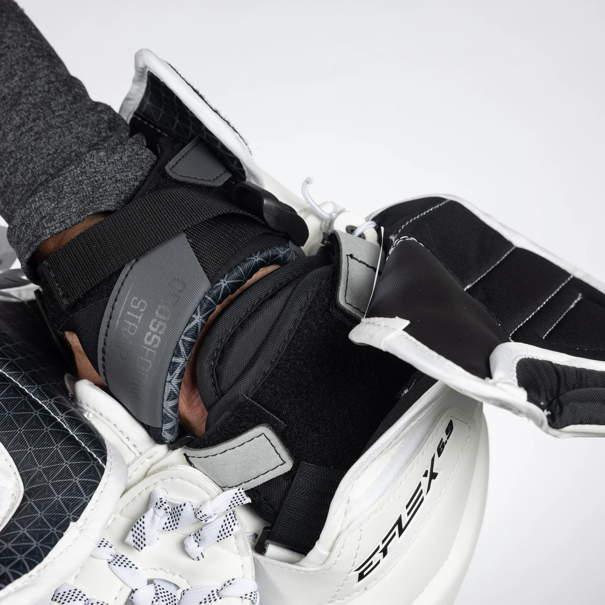 CCM Extreme Flex E6.9 Intermediate Goalie Catcher - Source Exclusive