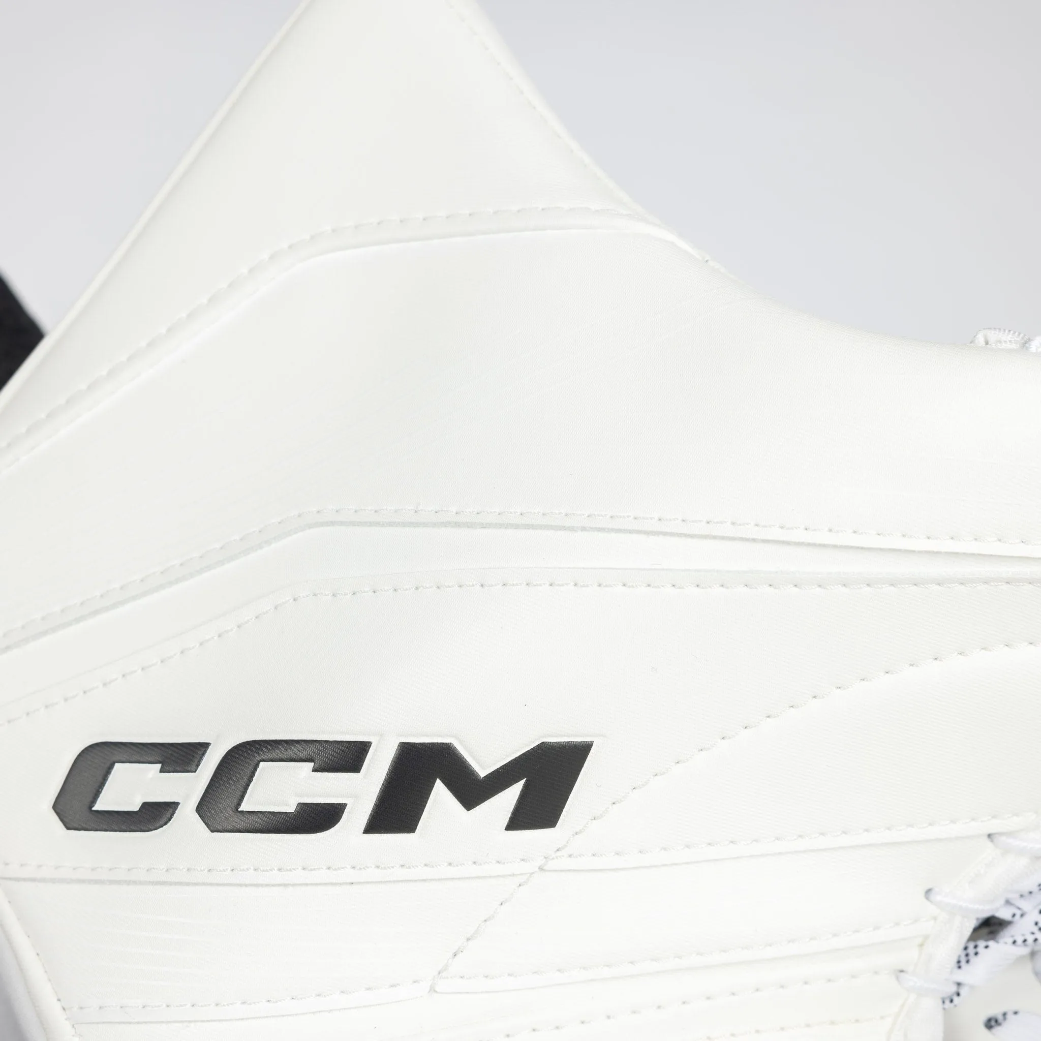 CCM Extreme Flex E6.9 Intermediate Goalie Catcher - Source Exclusive