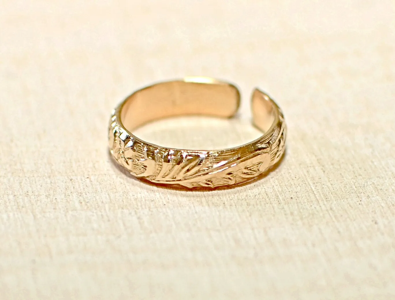 Gold Toe Ring with Organic Nature Themese