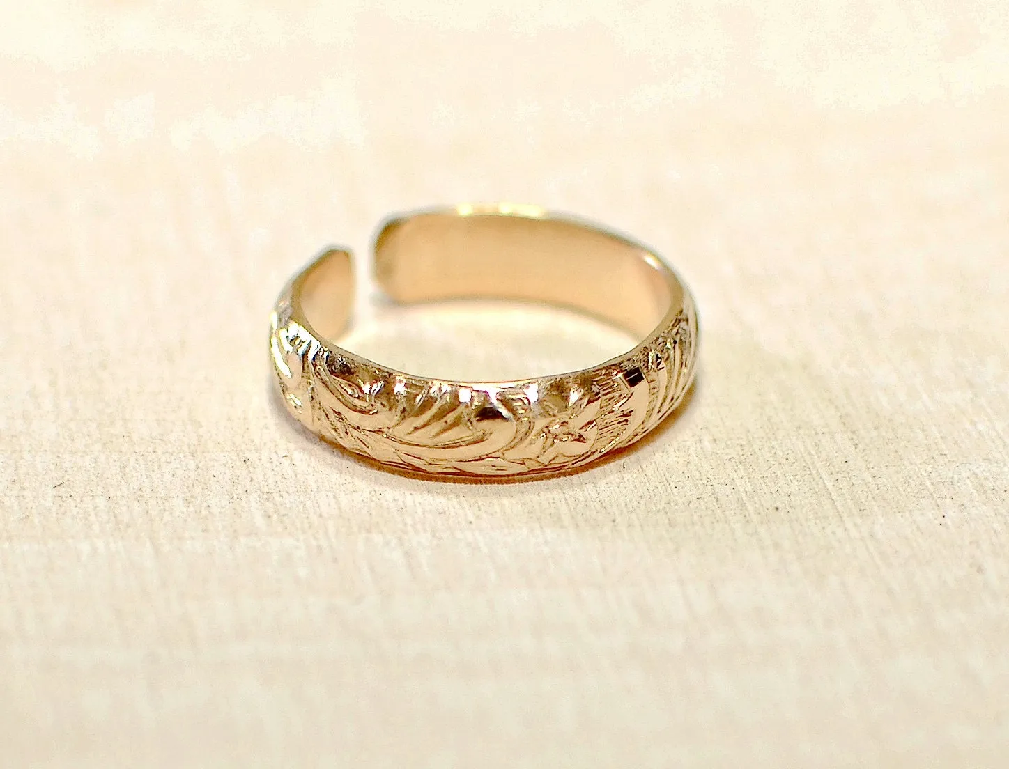 Gold Toe Ring with Organic Nature Themese