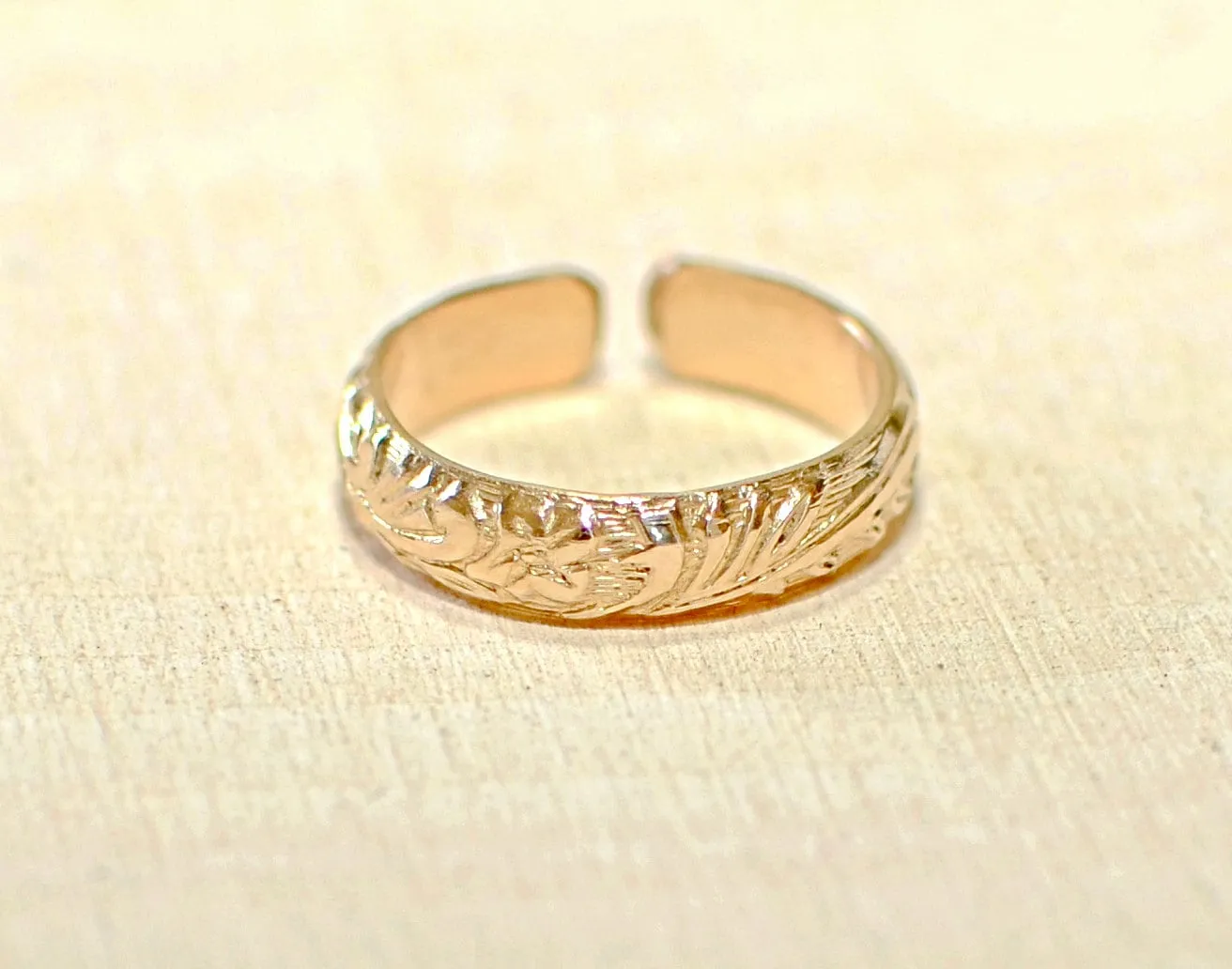 Gold Toe Ring with Organic Nature Themese