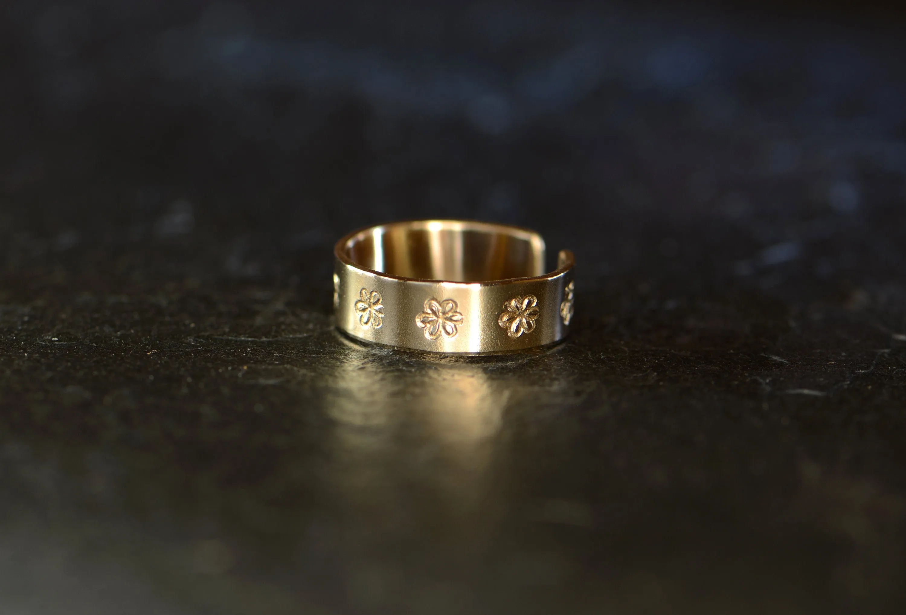 Solid 14k gold toe ring with daisies