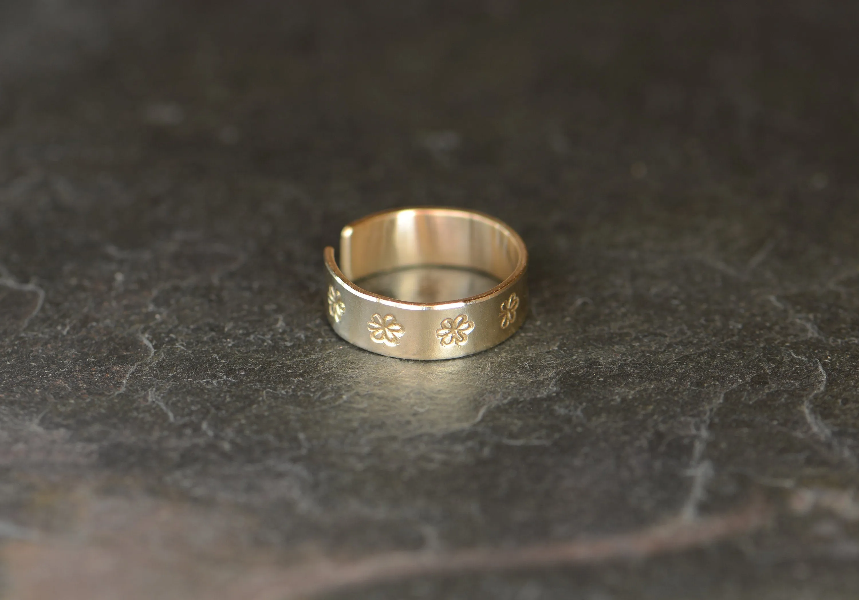 Solid 14k gold toe ring with daisies