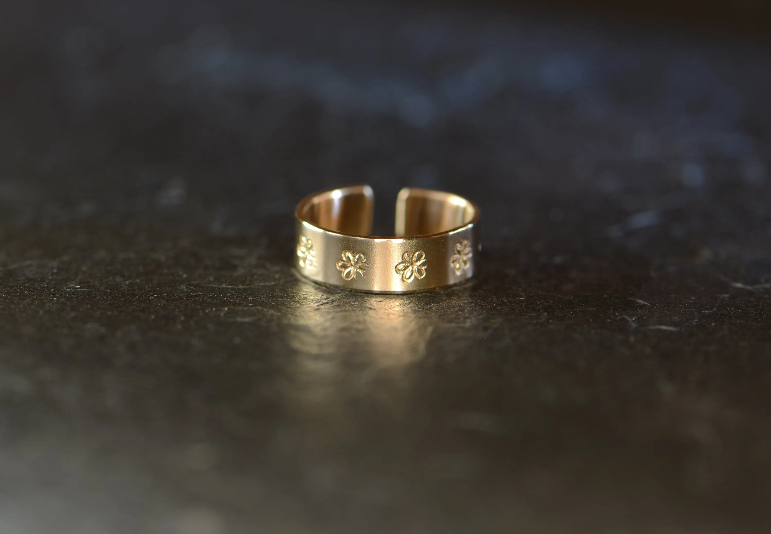Solid 14k gold toe ring with daisies