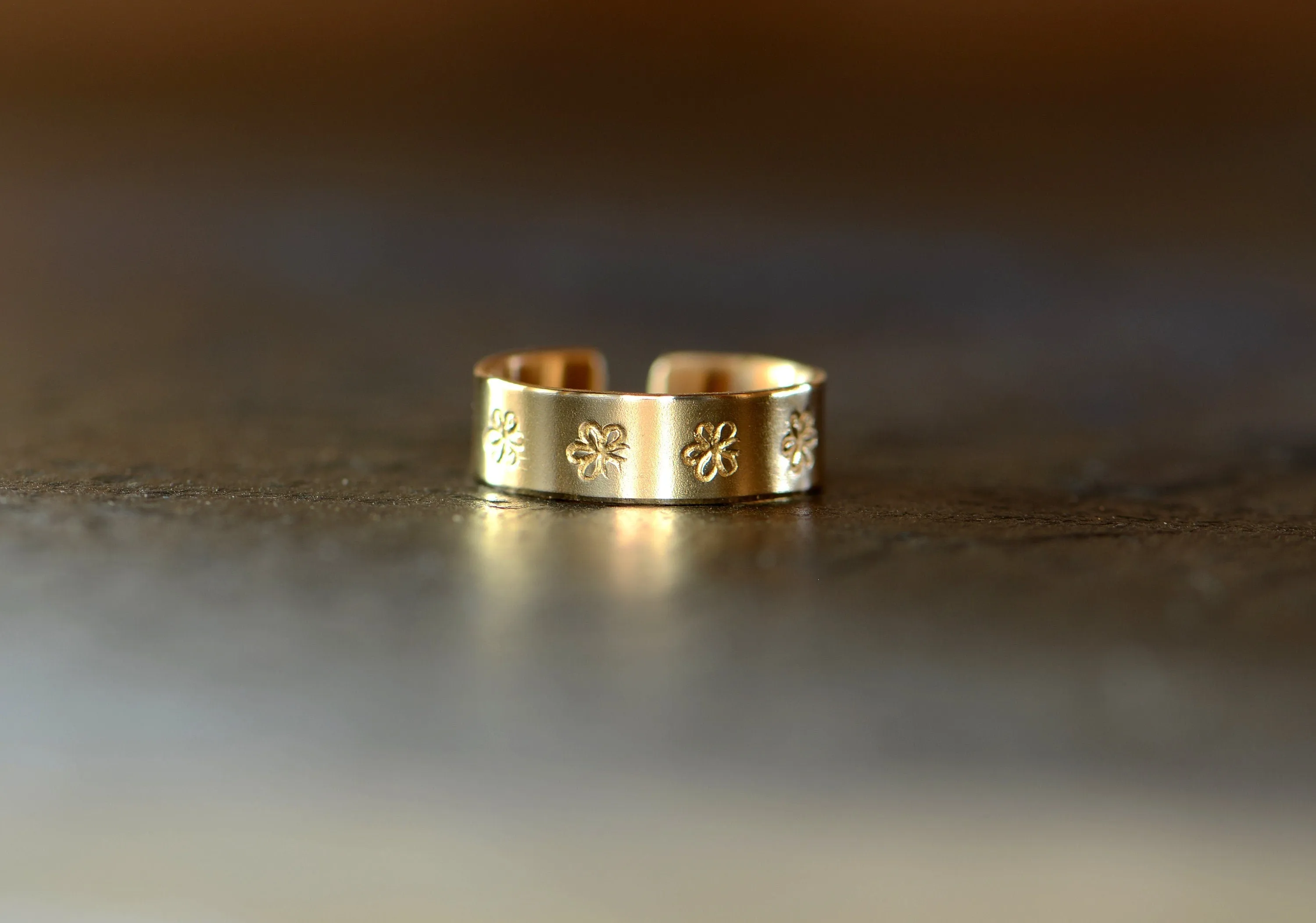 Solid 14k gold toe ring with daisies