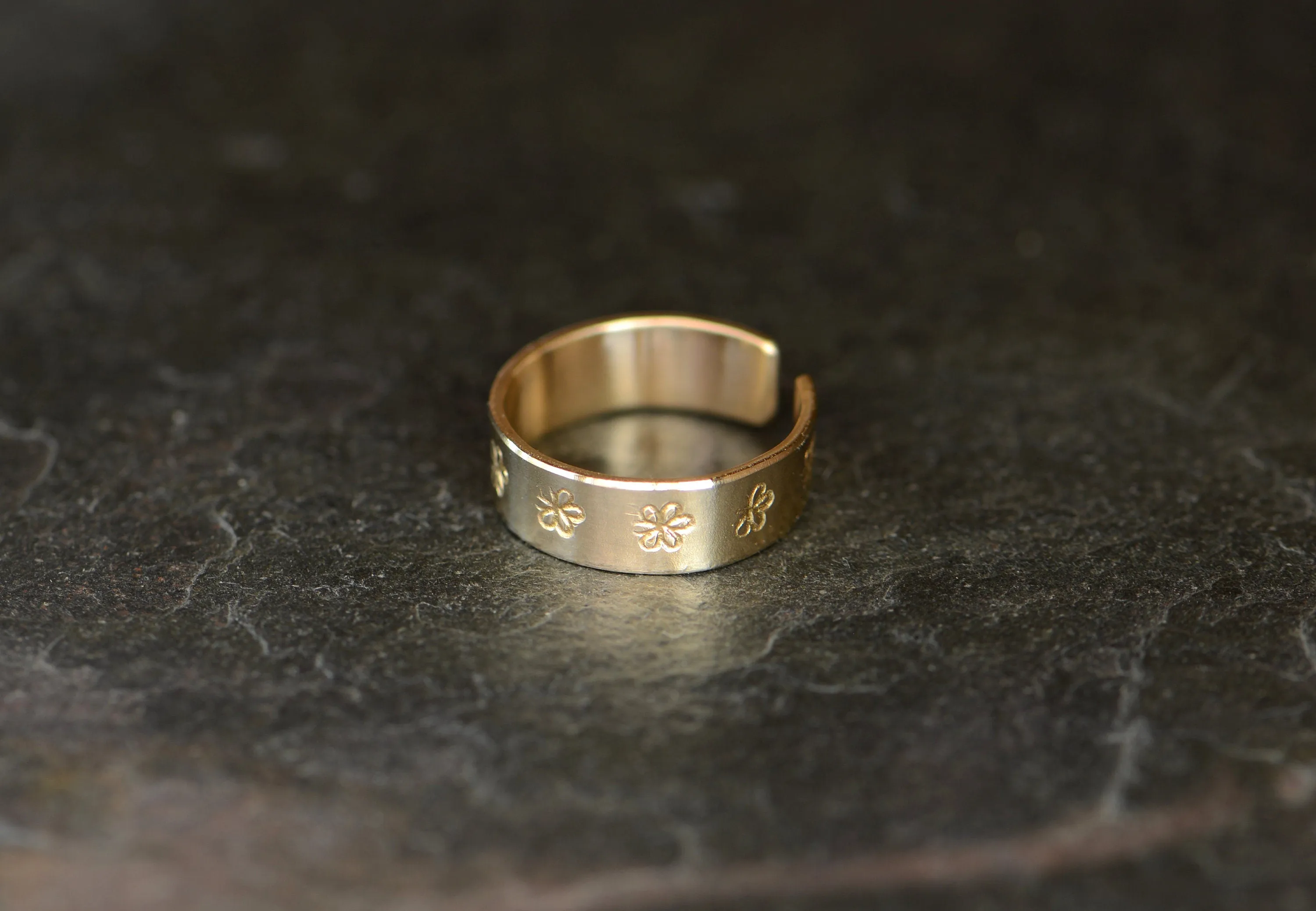 Solid 14k gold toe ring with daisies