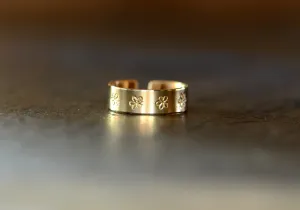 Solid 14k gold toe ring with daisies