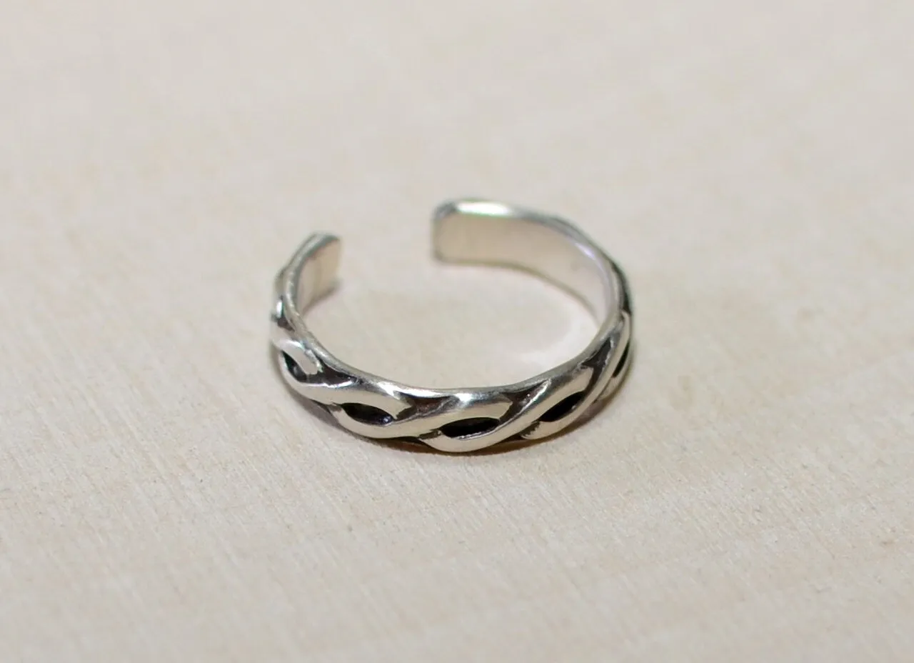 Toe ring in sterling silver with braided pattern and dark patina