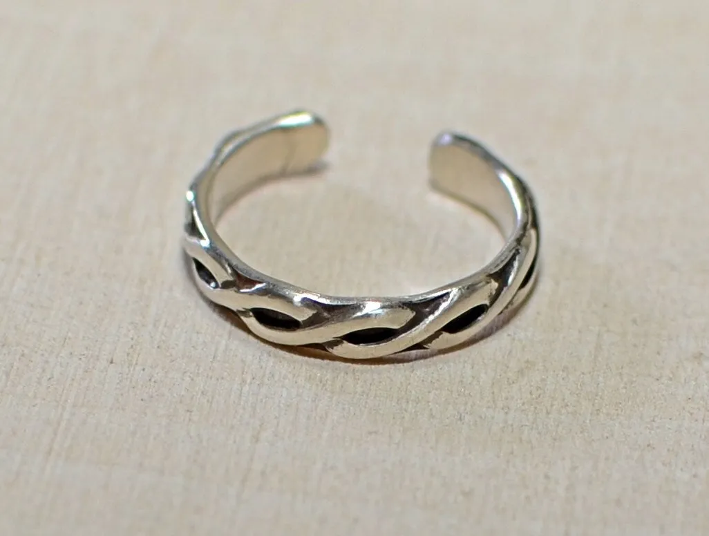 Toe ring in sterling silver with braided pattern and dark patina