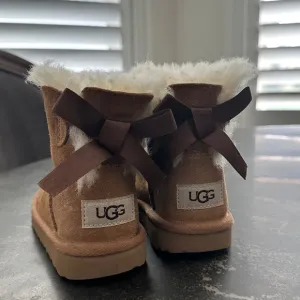 UGG Kids Mini Bailey Bow II Boots Size 9