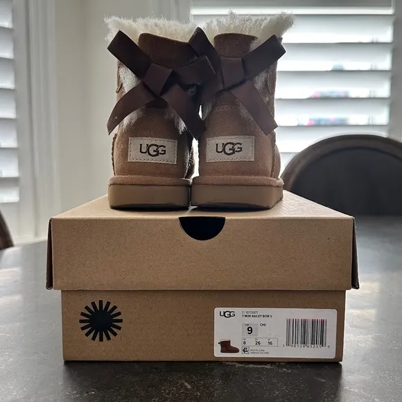 UGG Kids Mini Bailey Bow II Boots Size 9