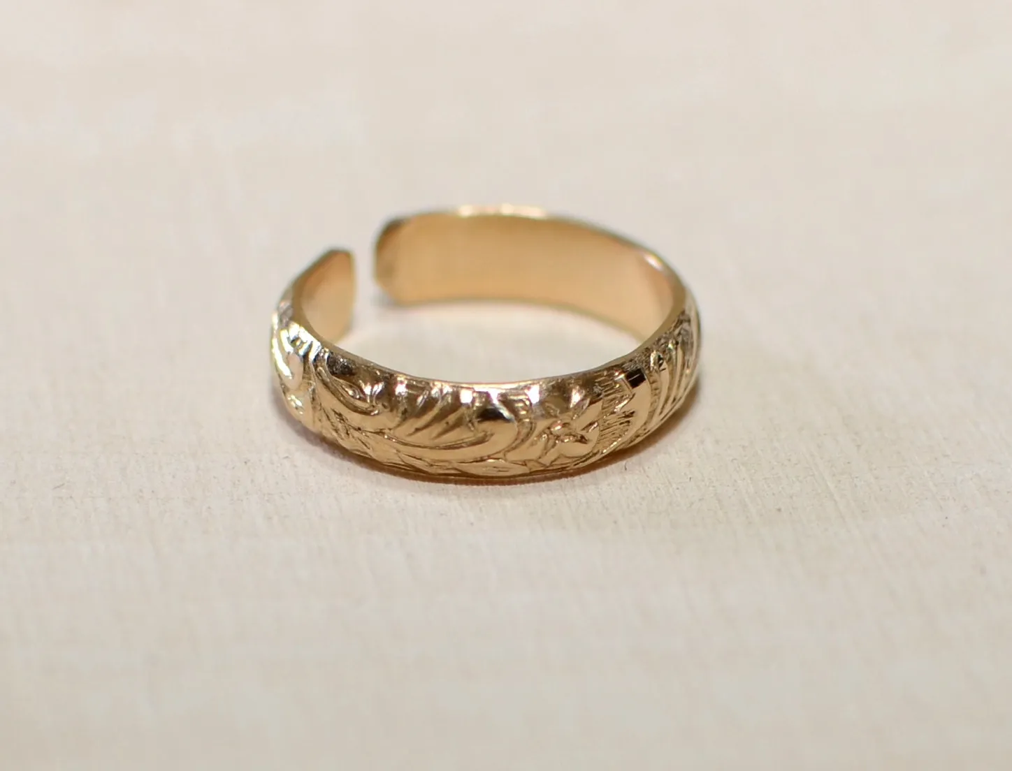 Yellow 14k gold toe ring with patterned leaf design
