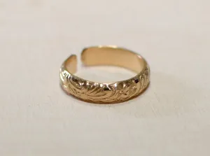Yellow 14k gold toe ring with patterned leaf design