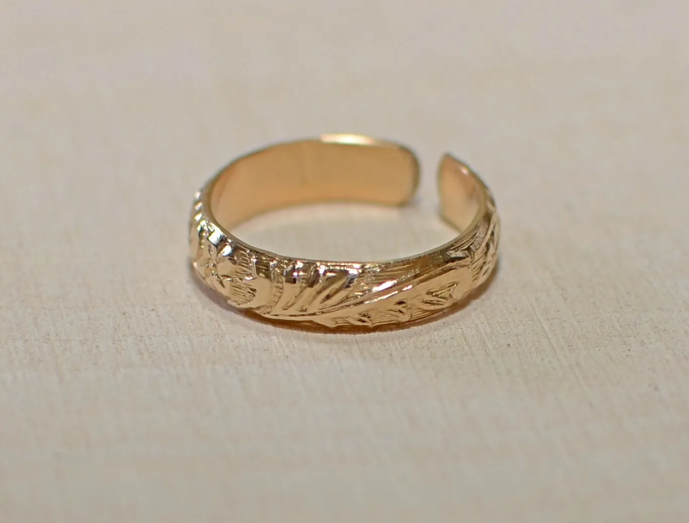 Yellow 14k gold toe ring with patterned leaf design