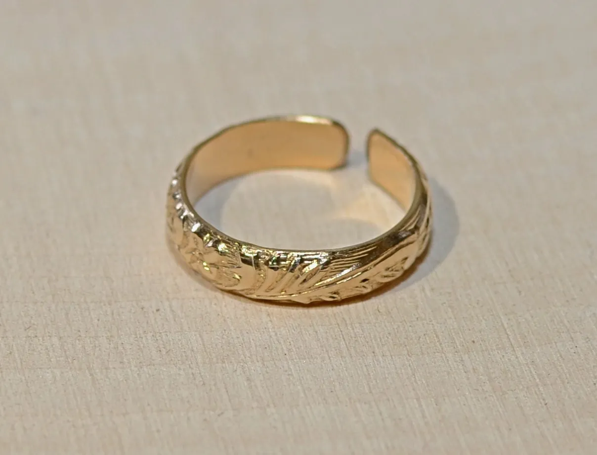 Yellow 14k gold toe ring with patterned leaf design