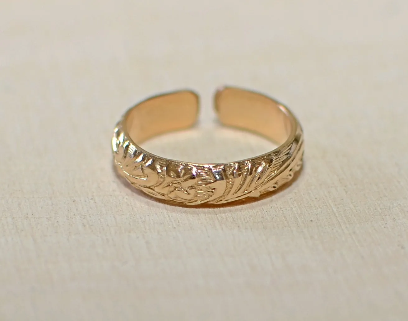Yellow 14k gold toe ring with patterned leaf design